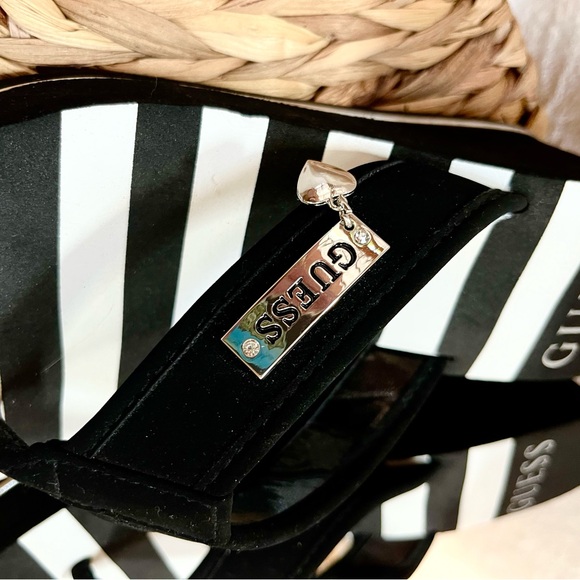 NWOT Guess Thong Sandals - Picture 3 of 4